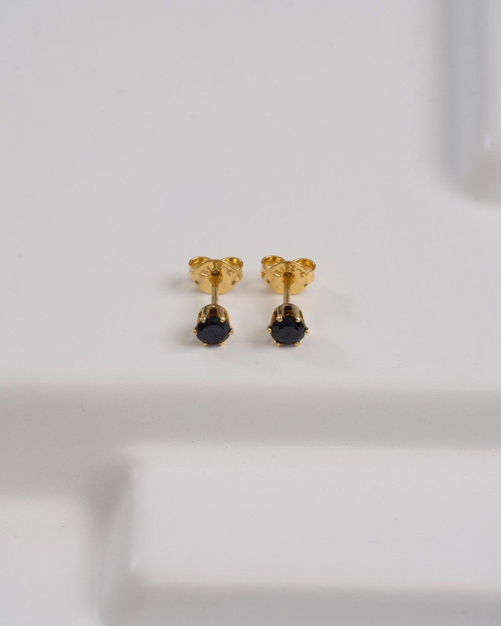 Arete Topo Circón Redondo Negro - Oro laminado 18k